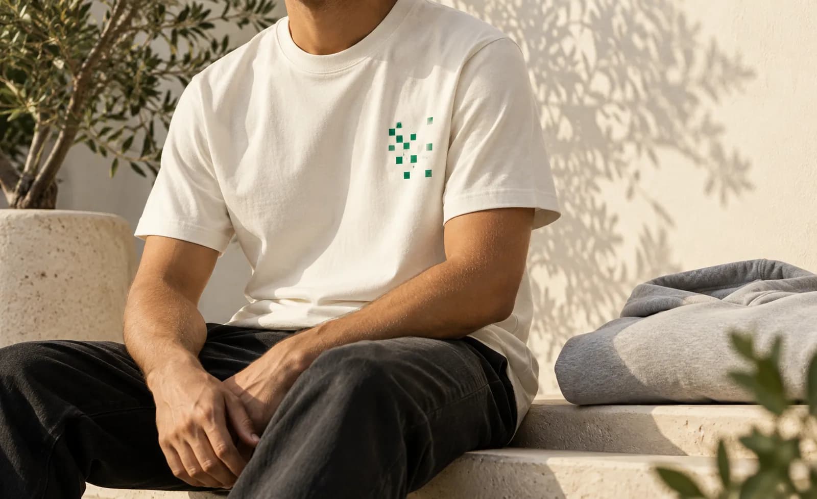 Shirt mit abstraktem QR-Muster und gefaltetem Hoodie als Anwendungsbeispiel